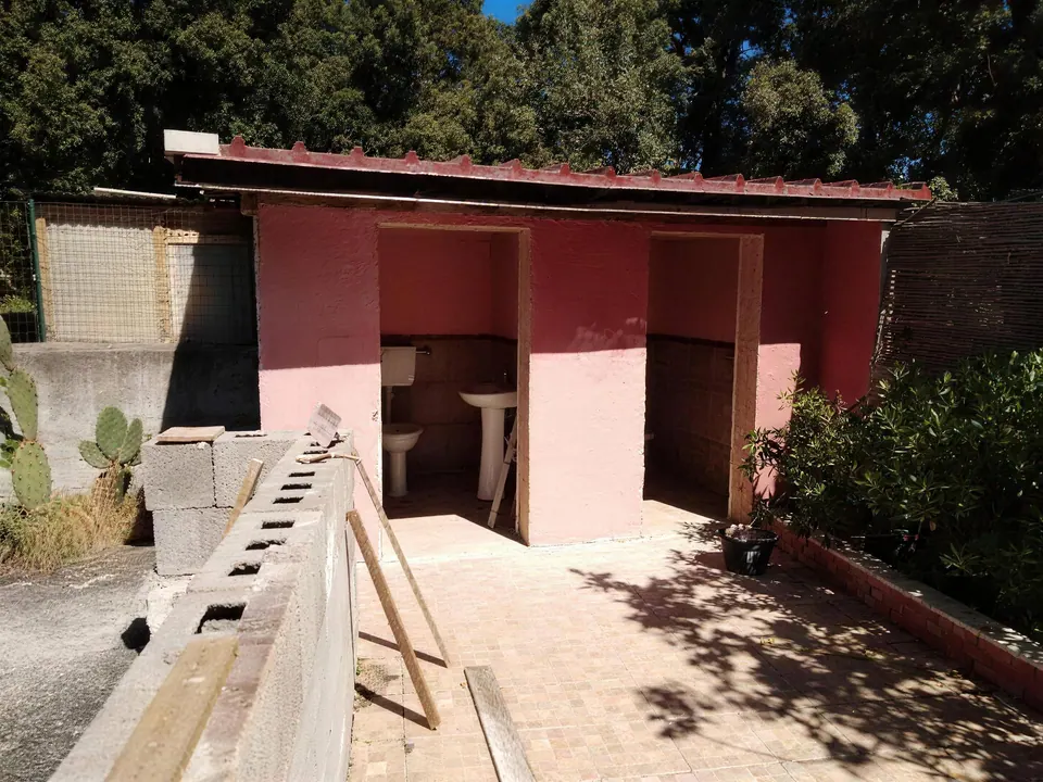 Blocco bagni esterno con nuova copertura e lavabo installato