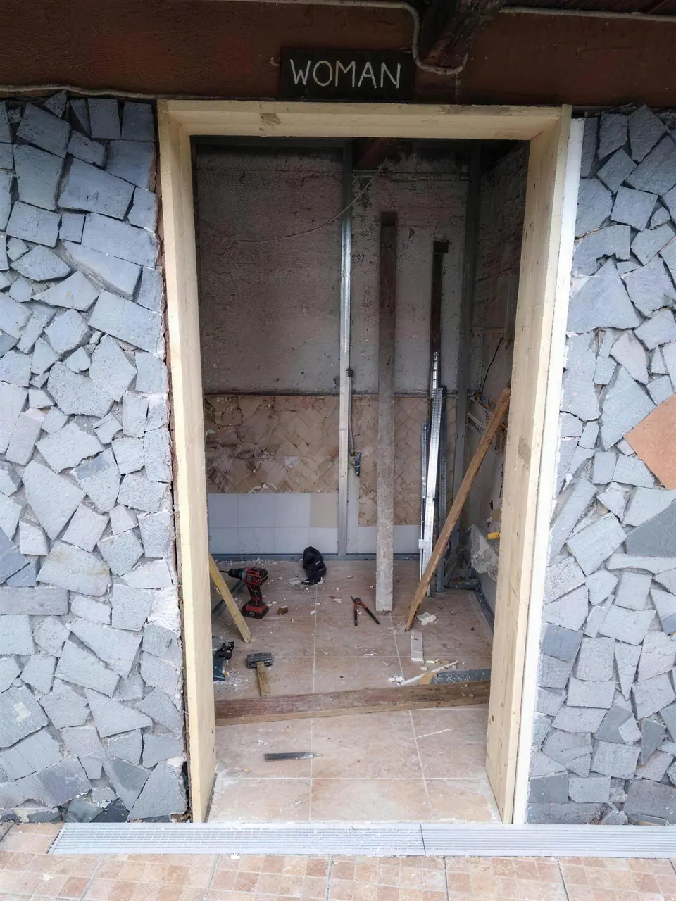 Interno del bagno in ristrutturazione con predisposizione impianti