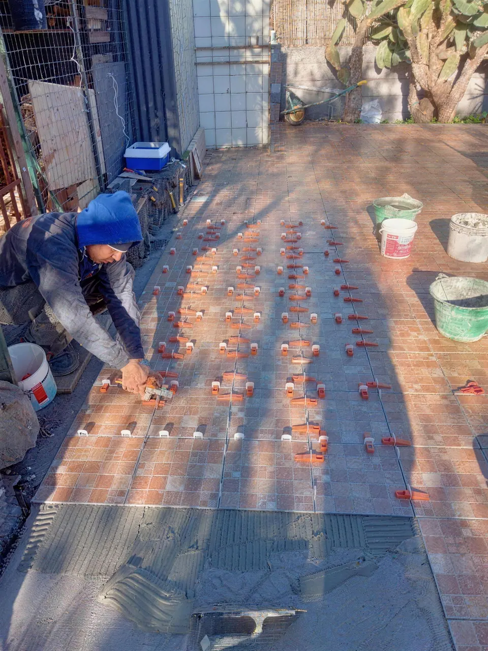 Artigiano di AFMR Servizi al lavoro nella posa di una pavimentazione esterna